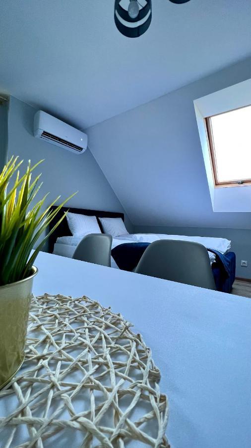 Aparthotel W Dolinie Stawow Zator By Housine Las Extérieur photo