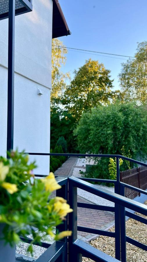 Aparthotel W Dolinie Stawow Zator By Housine Las Extérieur photo